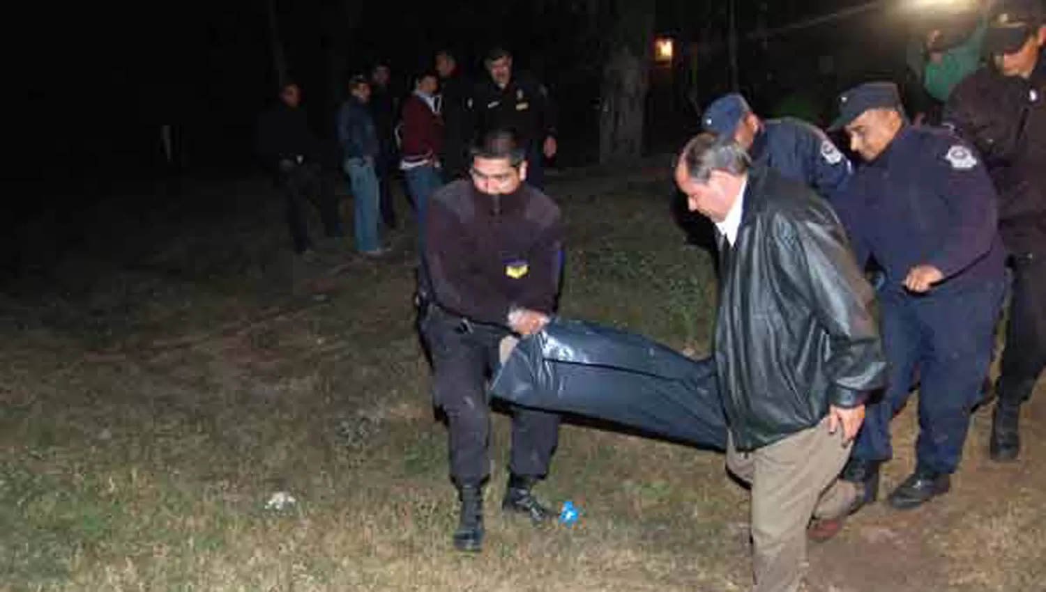 NOCHE DE HORROR. Policías retiran el cuerpo de una de las víctimas del Loco Vera. ARCHIVO