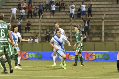 Atlético goleó a Sarmiento y espera por el ganador de Huracán-Vélez