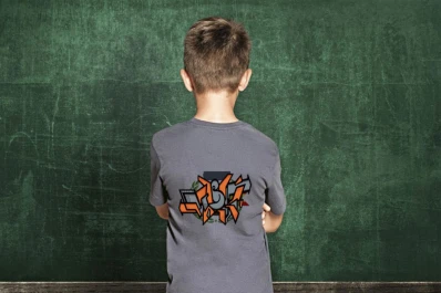 Indignante: una maestra se burló en público de un alumno porque se había hecho pis encima