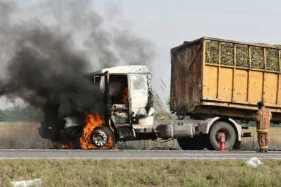 Video: un camión cargado con caña se incendió en la autopista a Famaillá