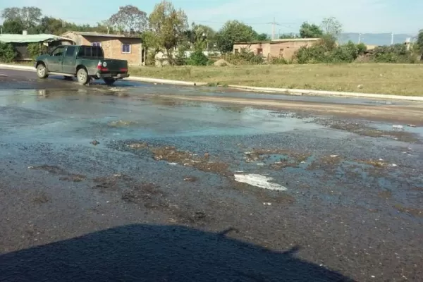Reclamos por roturas en el ingreso de Lomas de Tafí