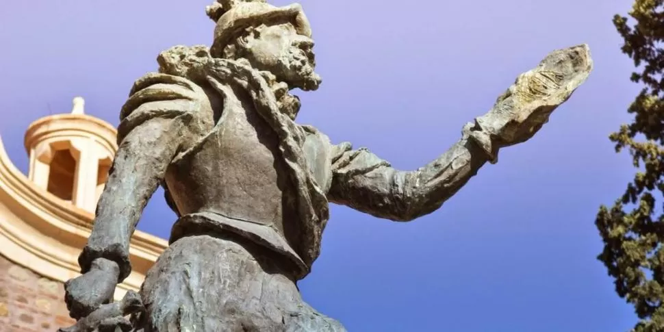 JERÓNIMO LUIS DE CABRERA. Detalle de la estatua erigida en Córdoba en homenaje a su fundador. 