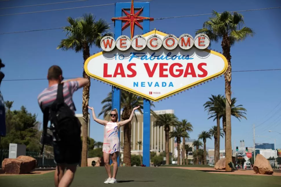 POSTAL. Una turista posa en el emblemático cartel de Las Vegas, cerca del lugar de la matanza del domingo. Reuters