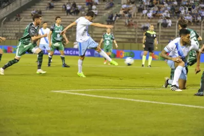 Demolición sin prisa: Atlético arrancó desorientado, pero terminó goleando a Sarmiento