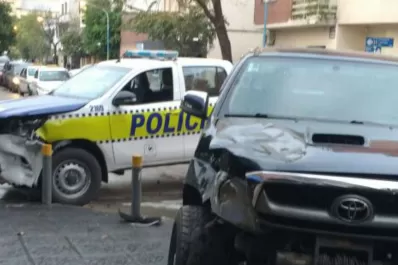 Chocaron una camioneta y un patrullero en pleno centro