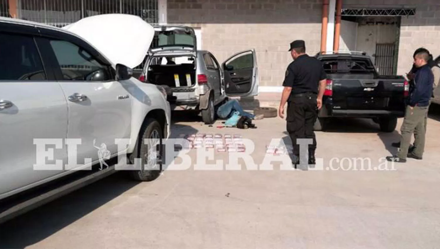 EL OPERATIVO. Policías de la Federal inspeccionan los vehículos en los que viajaban los tucumanos detenidos. FOTO TOMADA DE EL LIBERAL