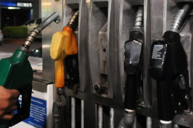 Baja el precio del crudo, pero vaticinan otra suba en los combustibles