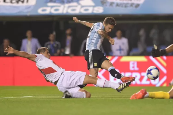 Argentina no supo cómo quebrar a Perú y ahora deberá ganar en la altura de Quito