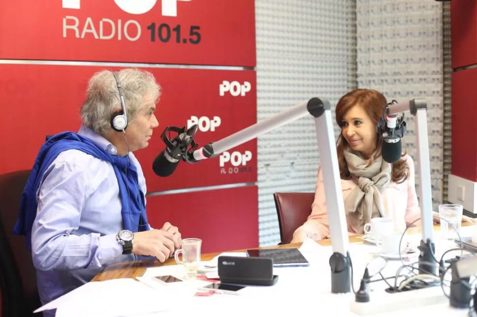 DEFINICIONES. Beto Casella entrevistó a CFK en la radio FM Pop. dyn