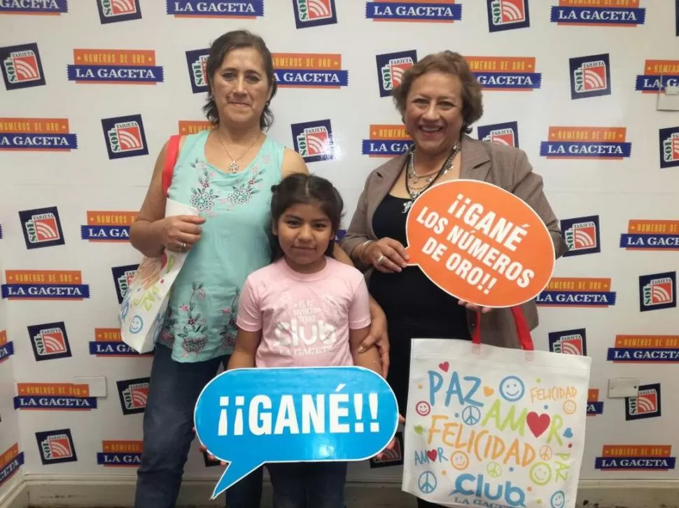 FELICES. María Graciela González (junto a una de sus nietas) y Azucena del Carmen Ortiz cobraron el premio. 