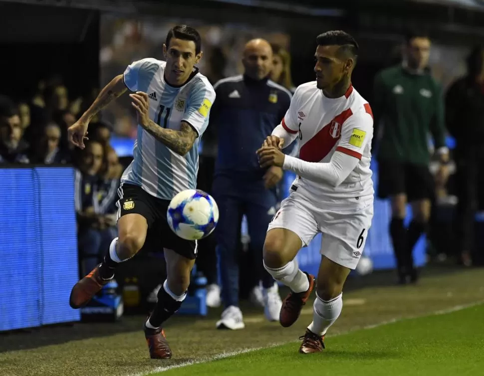 BAJO NIVEL. Di María fue uno de los puntos más bajos que mostró la Selección en el decepcionante empate con Perú. telam