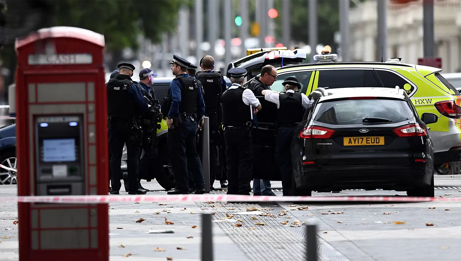 Un auto se subió a la vereda de un museo londinense y hay varias personas heridas