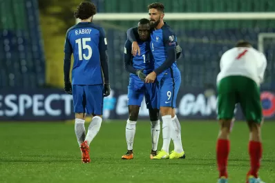 Francia ganó y se acerca al Mundial de Rusia; Holanda necesita un milagro