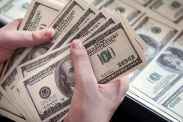 El dólar subió 10 centavos y cerró en $ 17,66 para la venta