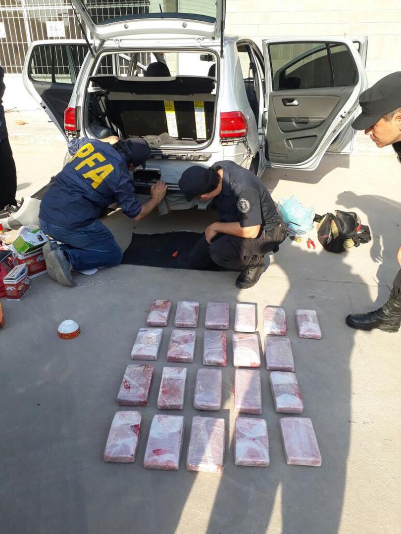 EN PLENA TAREA. Los efectivos de la Policía Federal sacan los panes de cocaína del vehículo que fue acondicionado para llevar la droga.  