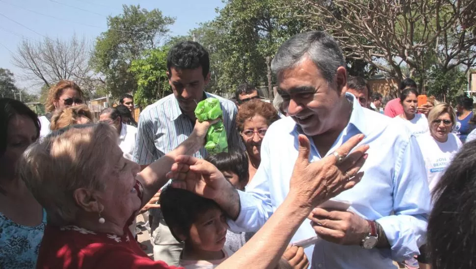 EN ZONA NORTE. Alfaro supervisó ayer el avance de obras de infraestructura en los barrios Aguas Corrientes, San Rafael y Villa Muñecas, al norte de la ciudad. prensa san miguel de tucumán