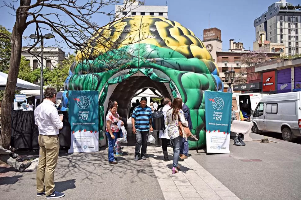 PUESTO POPULAR. Mucha gente fue a hacerse tomar la presión. LA GACETA / FOTOS DE INÉS QUINTEROS ORIO.-  