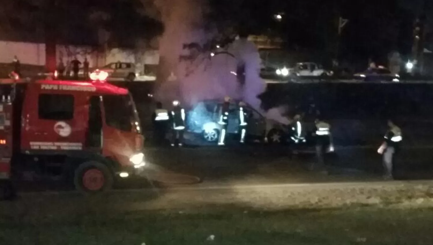 CONTROLADO. Aunque los bomberos apagaron las llamas, los restos del auto quedaron reducidos a hierros retorcidos. FOTO ENVIADA POR UN LECTOR