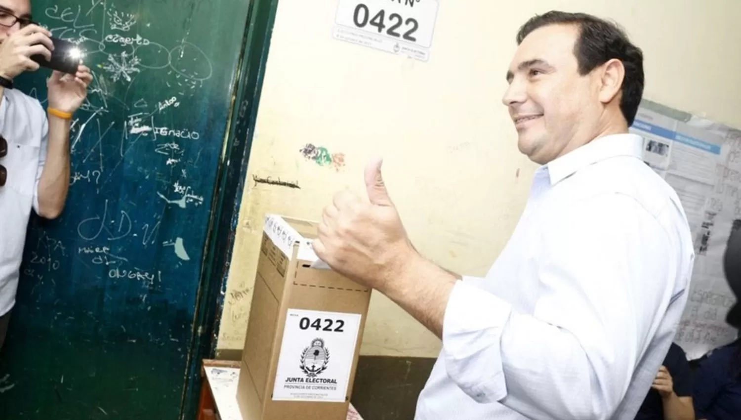 El candidato oficialista, Gustavo Valdés, en el momento de emitir su voto. FOTO TOMADA DE CLARIN.COM