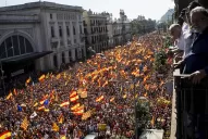 Masiva e histórica marcha contra la independencia de Cataluña a las puertas de la ruptura con España