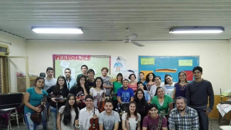 JUNTOS. Alumnos y maestros de la Escuela de Arte Popular de Monteros.  