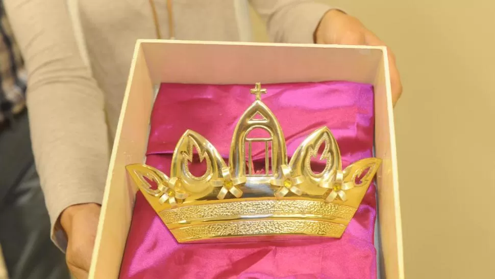 LLENA DE SIMBOLISMOS. La corona diseñada por fieles de Schoenstatt. la gaceta / foto de antonio ferroni