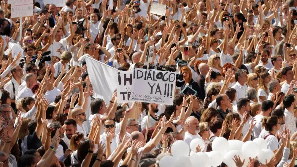DIÁLOGO. En varias ciudades españolas se congregaron para pedir paz.  reuters
