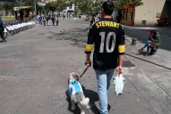 Eduar y su perro Messi pasean por las calles de Quito con la camiseta Argentina