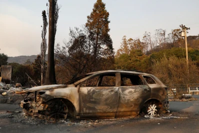 Al menos 10 muertos y 24.000 hectáreas quemadas por incendios en California