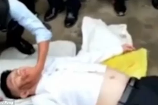 Video: quedó en coma luego de una violenta broma en un casamiento