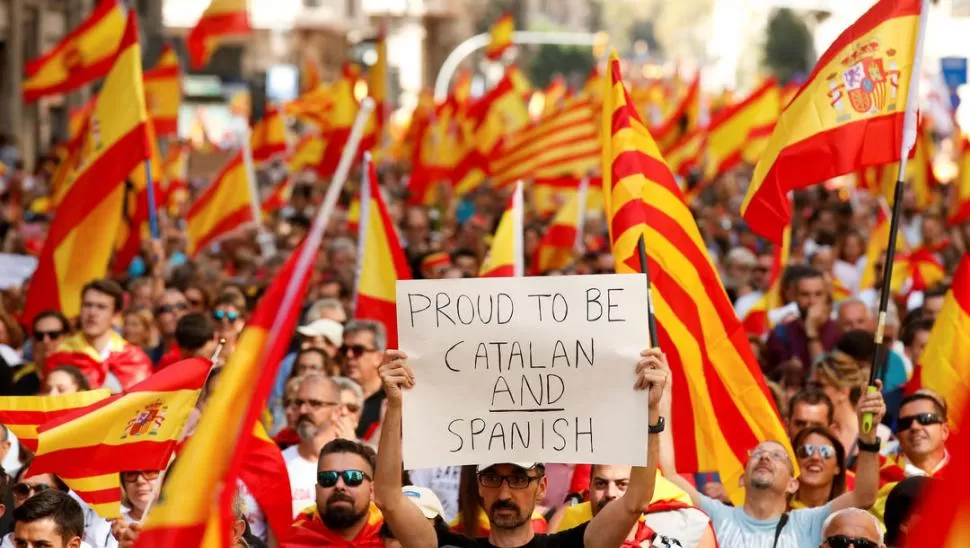 RECLAMOS. Los catalanes no independentistas salieron a las calles.   reuters