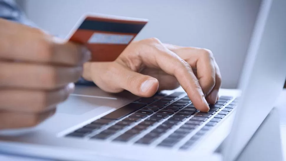 Compras a través de internet con la tarjeta de crédito. FOTO DE ARCHIVO. 