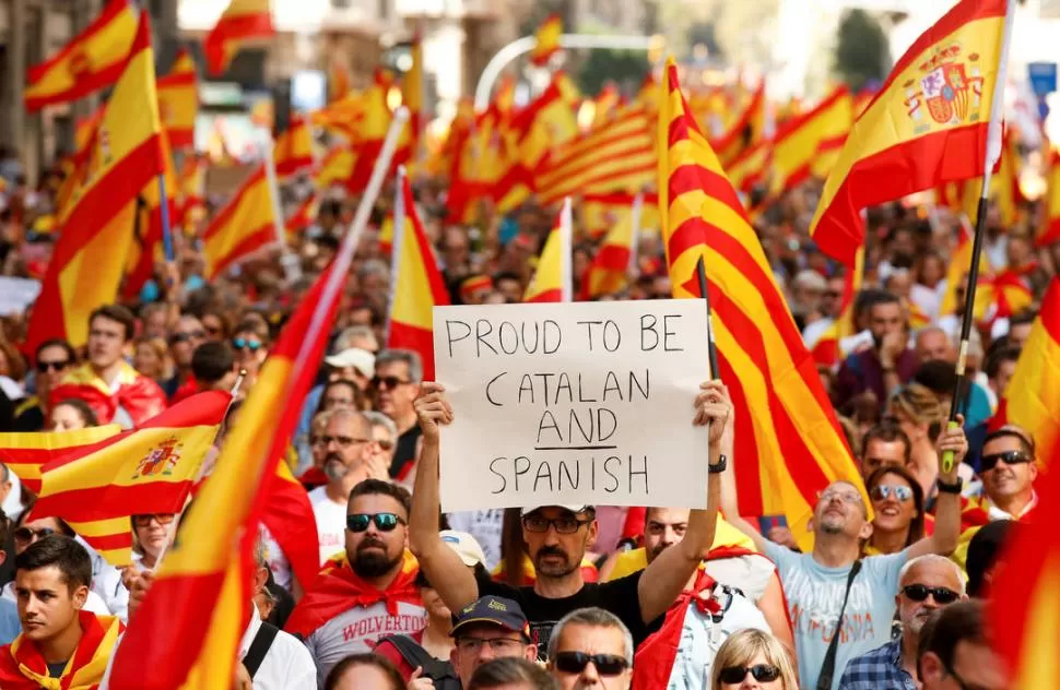 RECLAMOS. Los catalanes no independentistas salieron a las calles.   reuters