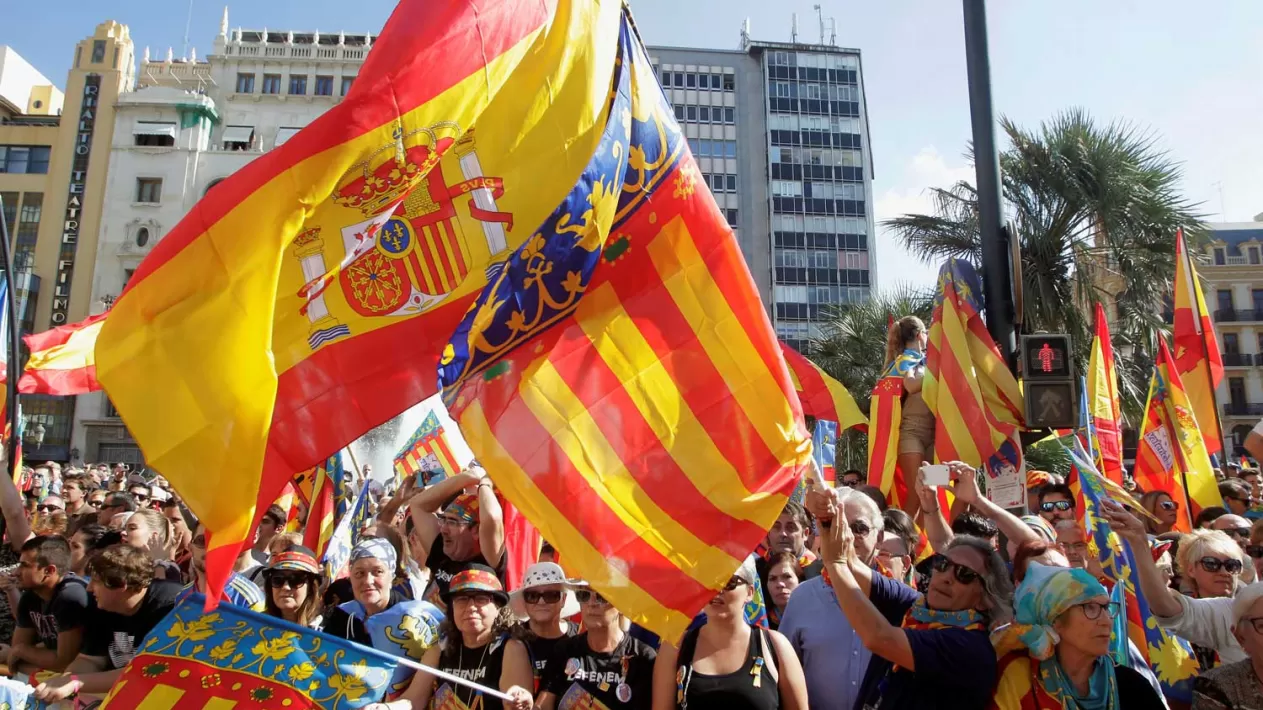 MANIFESTACIÓN. Catalanes se manifstaron en contra de la secesión en Barcelona. REUTERS