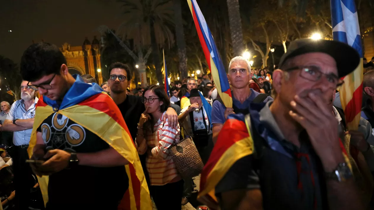 DESOLADOS. Manifestantes pro independencia aparecen sorprendidos luego del anuncio de Puigdemont. REUTERS