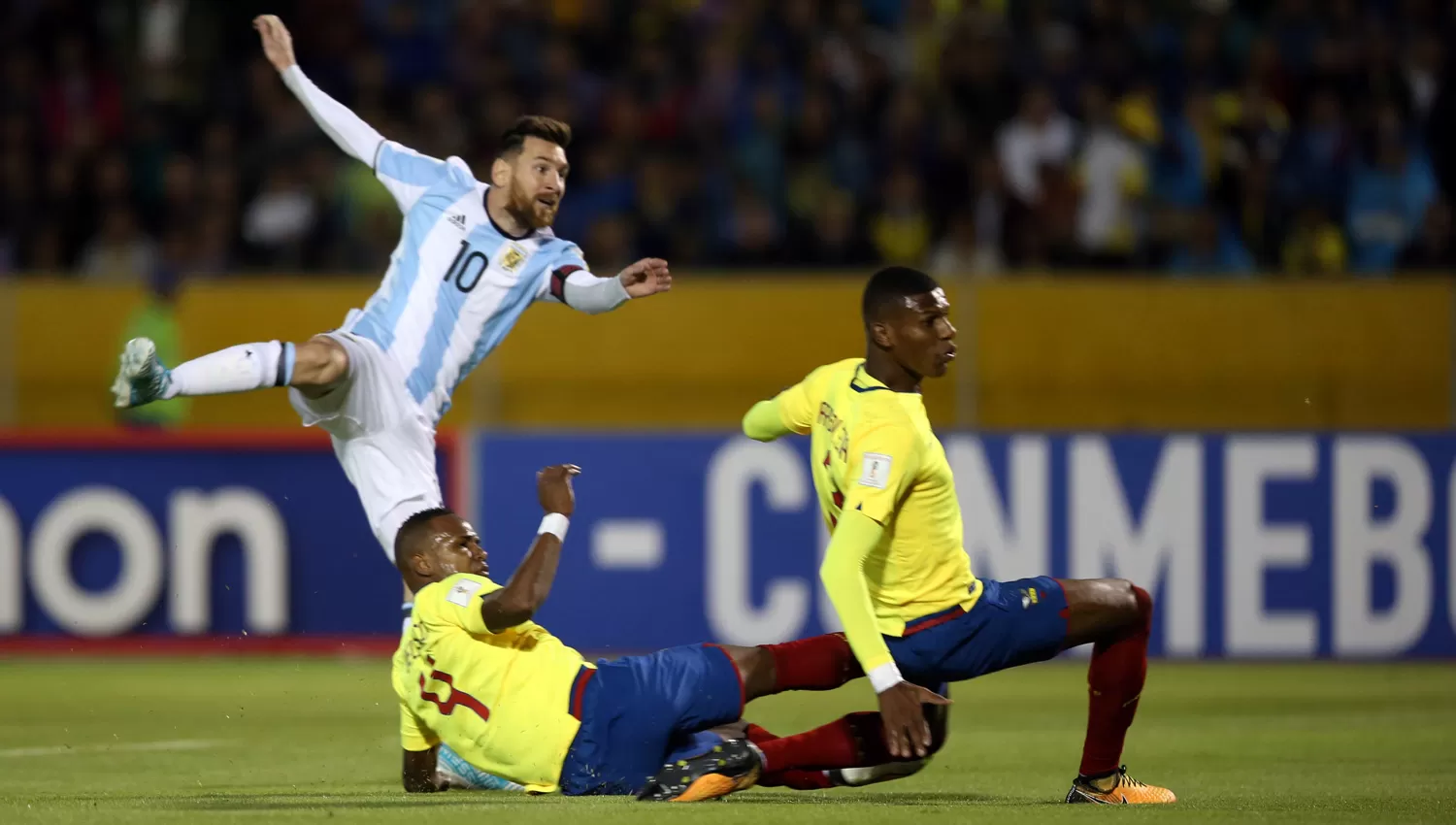 ADENTRO. Messi pateó y encontró la red. (REUTERS)