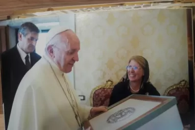 “Mándele mis saludos al padre Carlitos”, le dijo el Papa a Bardón