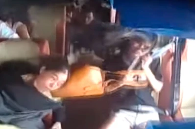 Video: los segundos de terror que vivieron los pasajeros de un colectivo durante un vuelco