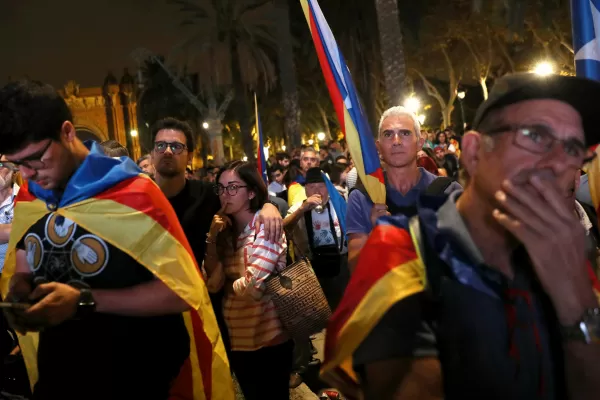 La independencia quedó en suspenso: Puigdemont llamó al diálogo y dio un giro inesperado a la crisis catalana
