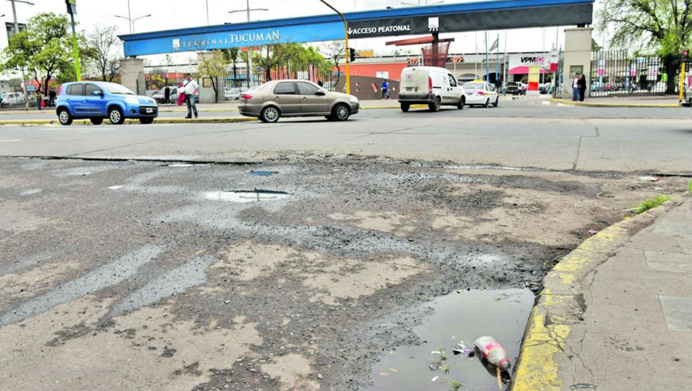 Los que llegan a Tucumán en ómnibus se encuentran con basura, baches y charcos