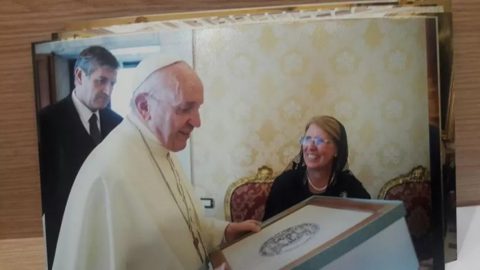 EN ITALIA. Alicia Bardón entrega un obsequio al Papa Francisco. prensa unt