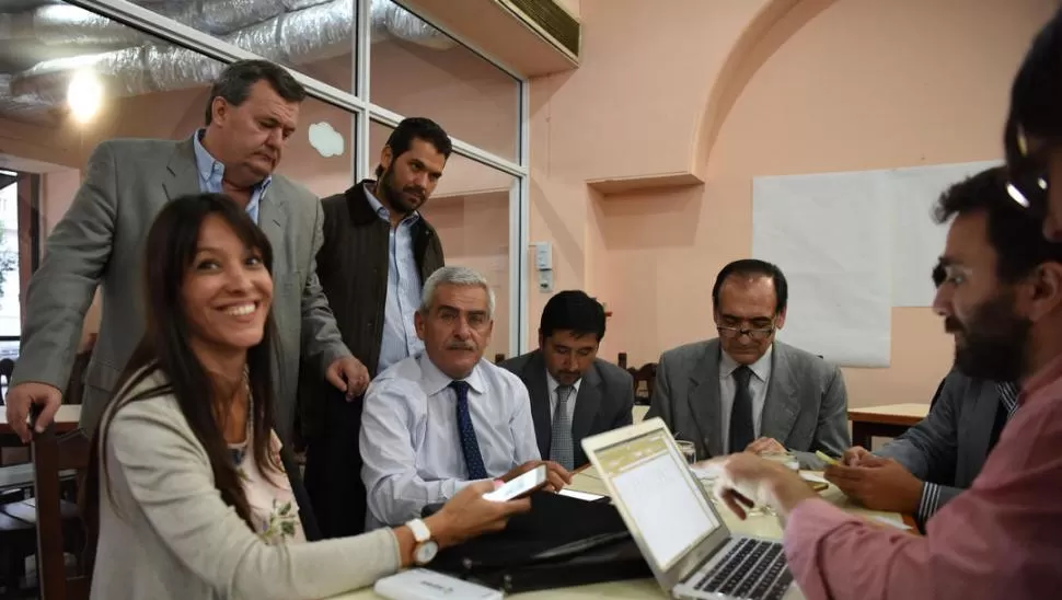 LA PRIMERA FOTO TRIUNFAL. Julieta Tejerizo (izq.) y Marcelo Fajre (der.). la gaceta / foto de DIEGO ARAOZ
