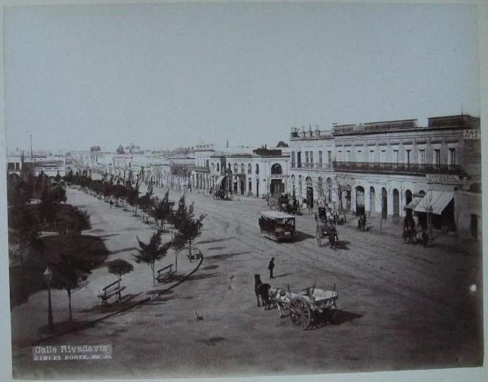 BUENOS AIRES. Una calle de la flamante Capital Federal, en la época en que se estableció la primera Municipalidad. 