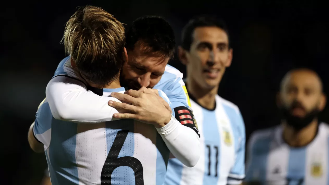 FESTEJO. Messi se abraza con Biglia. REUTERS