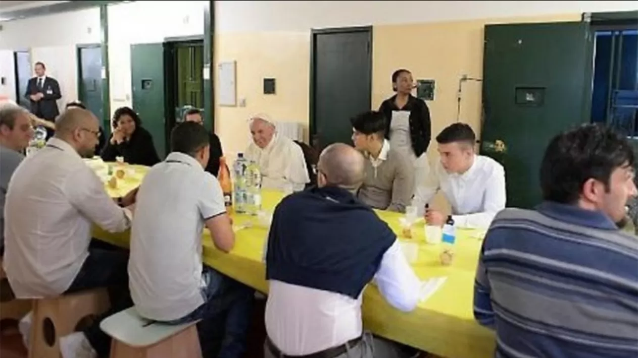 El papa Francisco, en uno de los almuerzos que mantiene con presidiarios. FOTO TOMADA DE CLARIN.COM