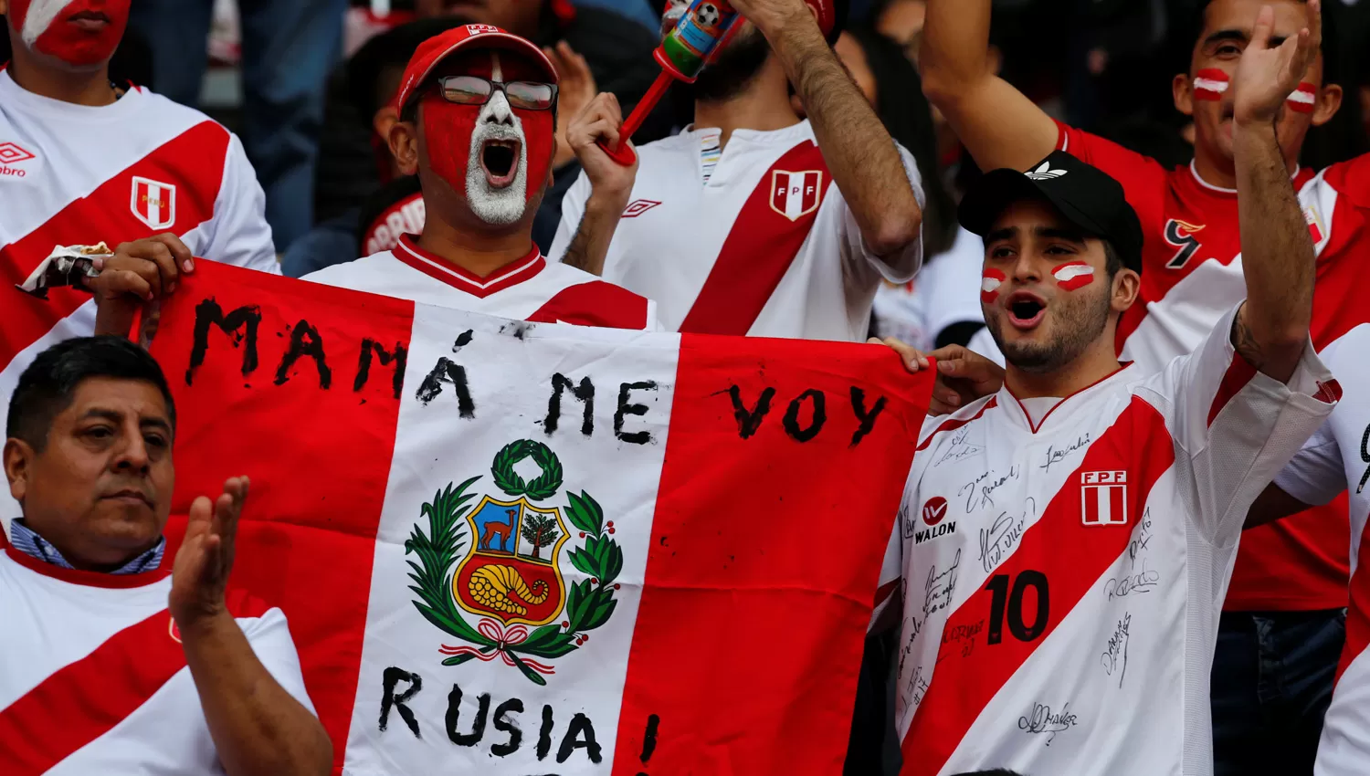 ILUSIONADOS. Los peruanos sueñan con jugar una Copa del Mundo después de 36 años. REUTERS