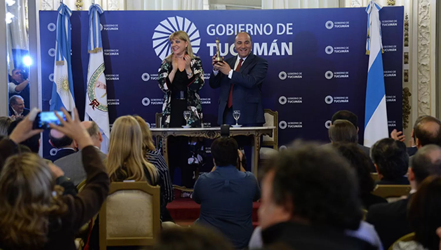 El acto se realizó en el Salón Blanco de Casa de Gobierno. FOTO TOMADA DE COMUNICACIONTUCUMAN.GOB.AR.