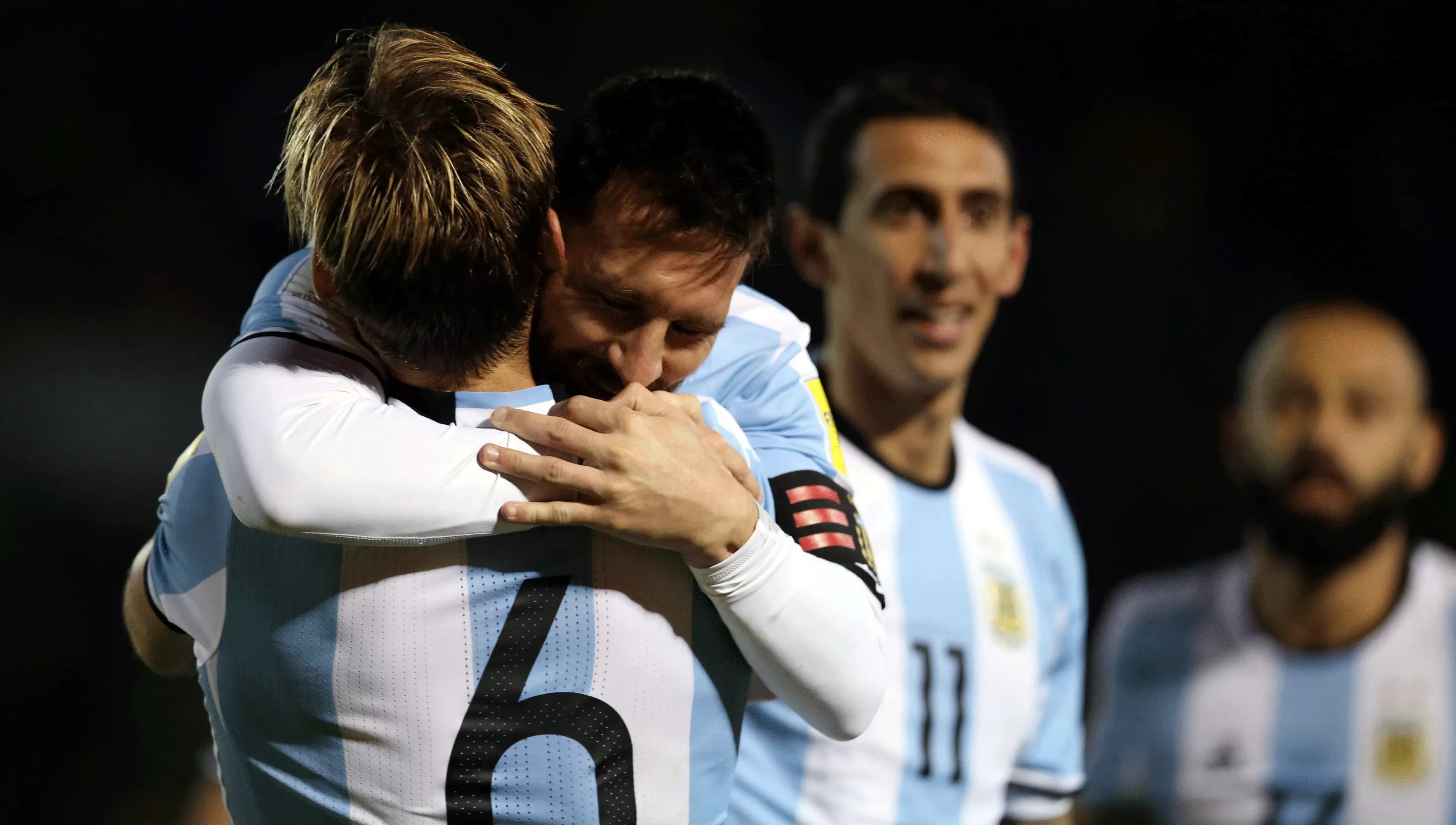 FESTEJO. Messi se abraza con Biglia. REUTERS