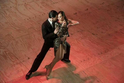 Con 110 bailarines y músicos en vivo, el Ballet Folclórico de Santiago del Estero festeja sus 30 años