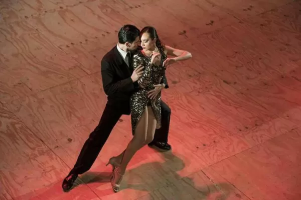 Con 110 bailarines y músicos en vivo, el Ballet Folclórico de Santiago del Estero festeja sus 30 años